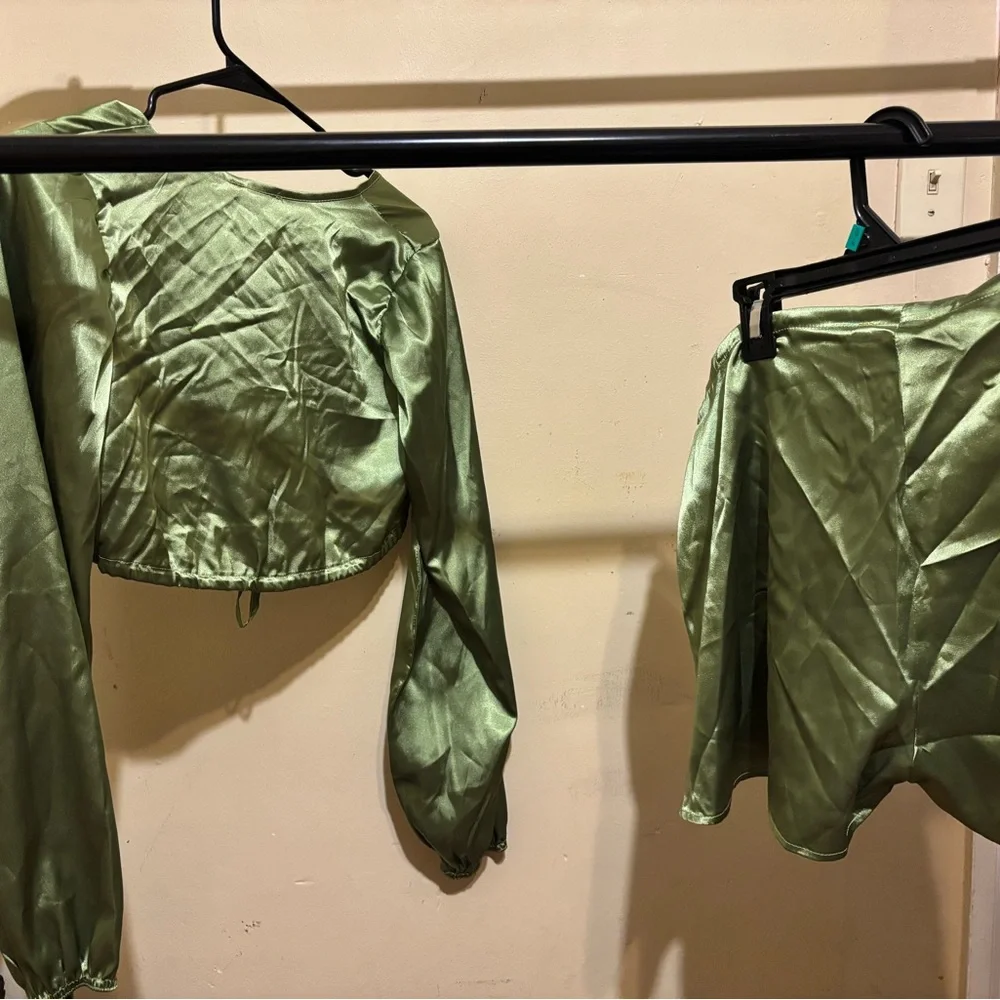 PrettyLittleThing Green Satin Shorts - Picture 2 of 2